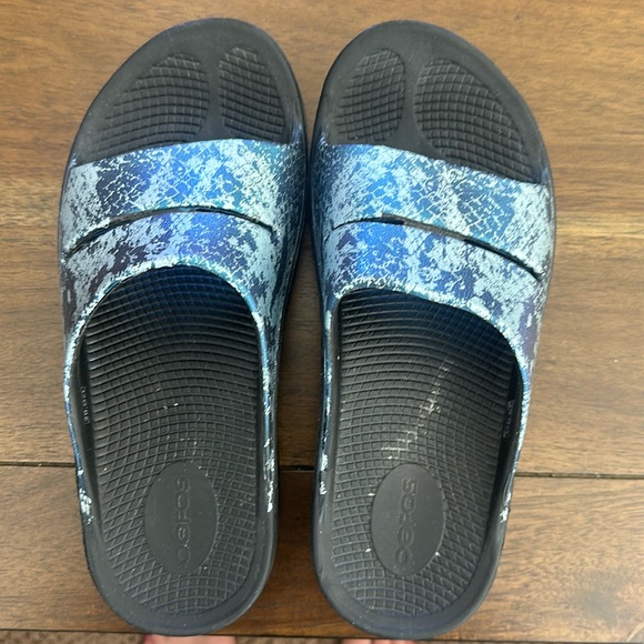 OOFOS Recovery Slides size 8 - Picture 1 of 4